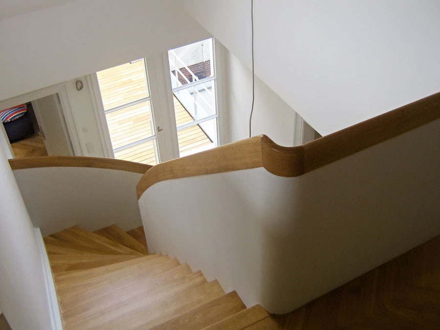 Treppen auf Beton · Eiche auf Beton mit Eiche-Handlauf