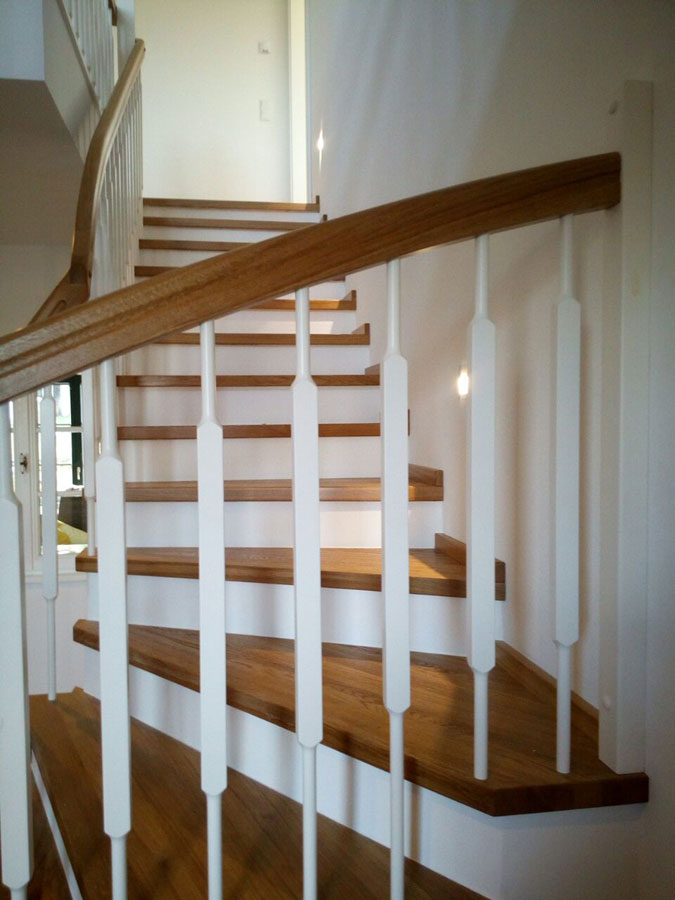 Treppen auf Beton · Eiche auf Beton mit Unterschränken