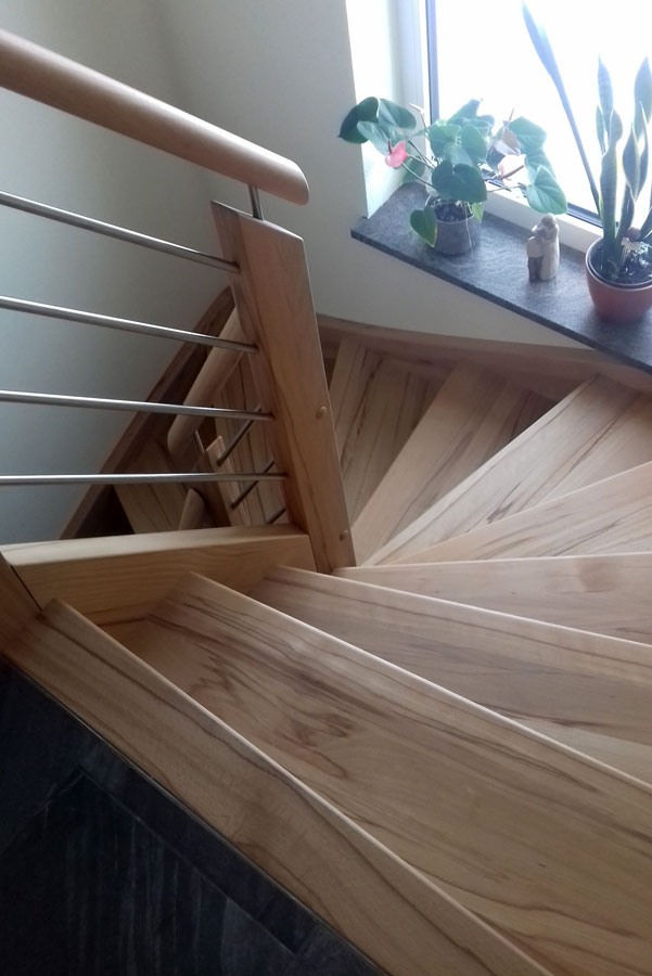 Offene Wangentreppen · Kernbuche mit Edelstahltraversen